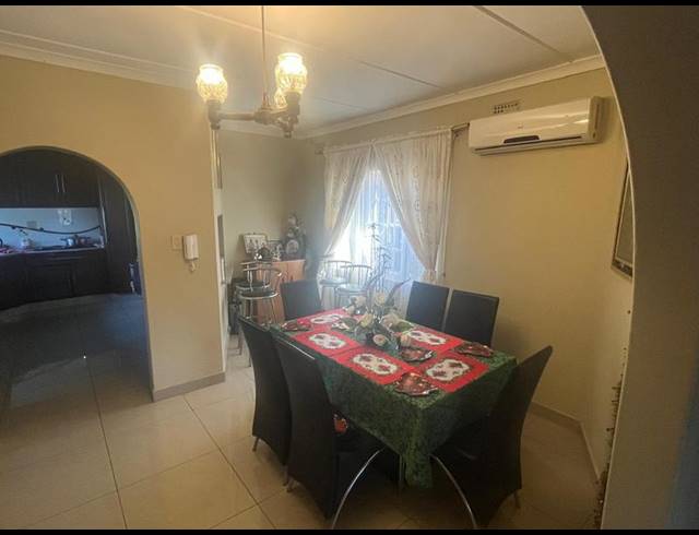 6 BEDROOM HOUSE FOR SALE IN UMHLATHUZANA